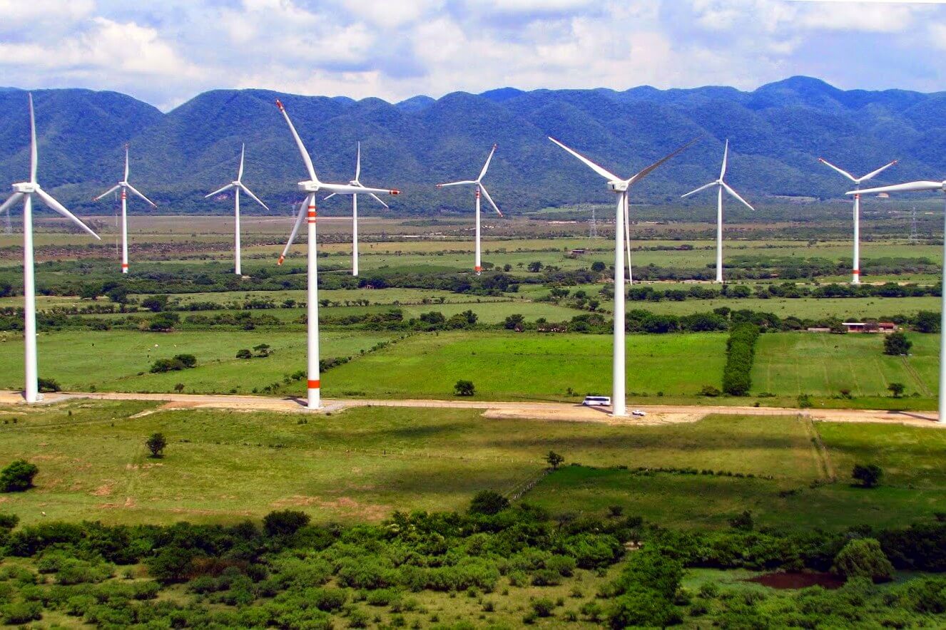 Parque eólico entre montañas de Oaxaca, imagen de la transición energética y la sustentabilidad